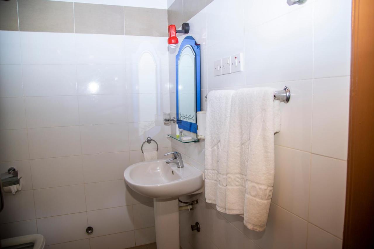 Airside Hotel Accra Esterno foto